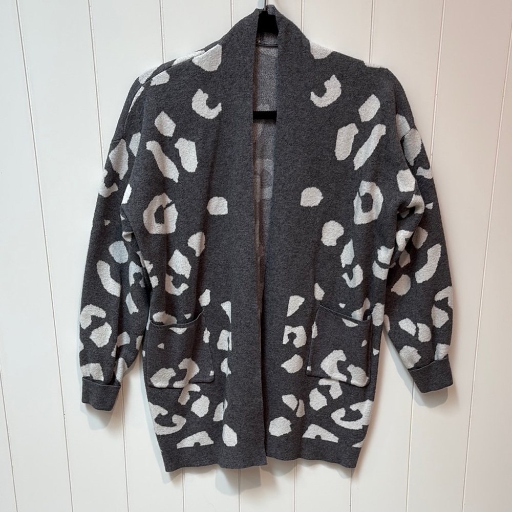 Unbranded Gray and White animal Patterned Cardigan softy stretchy and cozy L